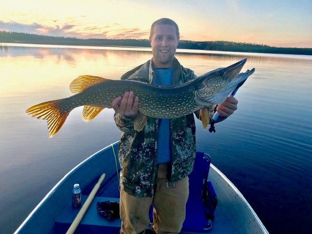Lake Angele is our only territory where we can fish at the same time as hunting. Also, the water temperature is perfect for the northern pikes of Lake Angele.